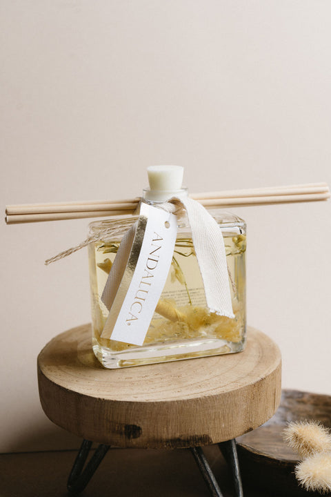 White Selenite & Sandalwood Reed Diffuser